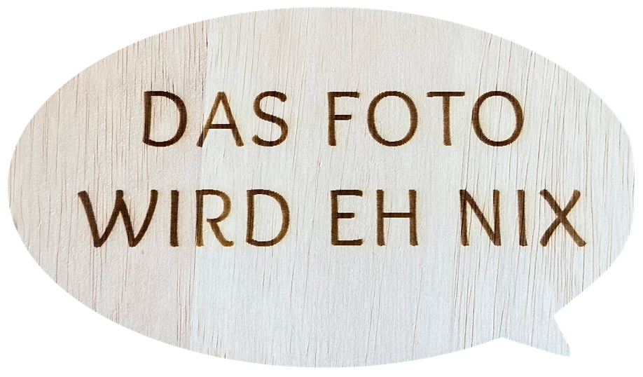 Holzschild mit Aufschrift "Das Foto wird eh nix" als Accessoir für die Fotoboxen von PB Studios aus Achim bei Bremen