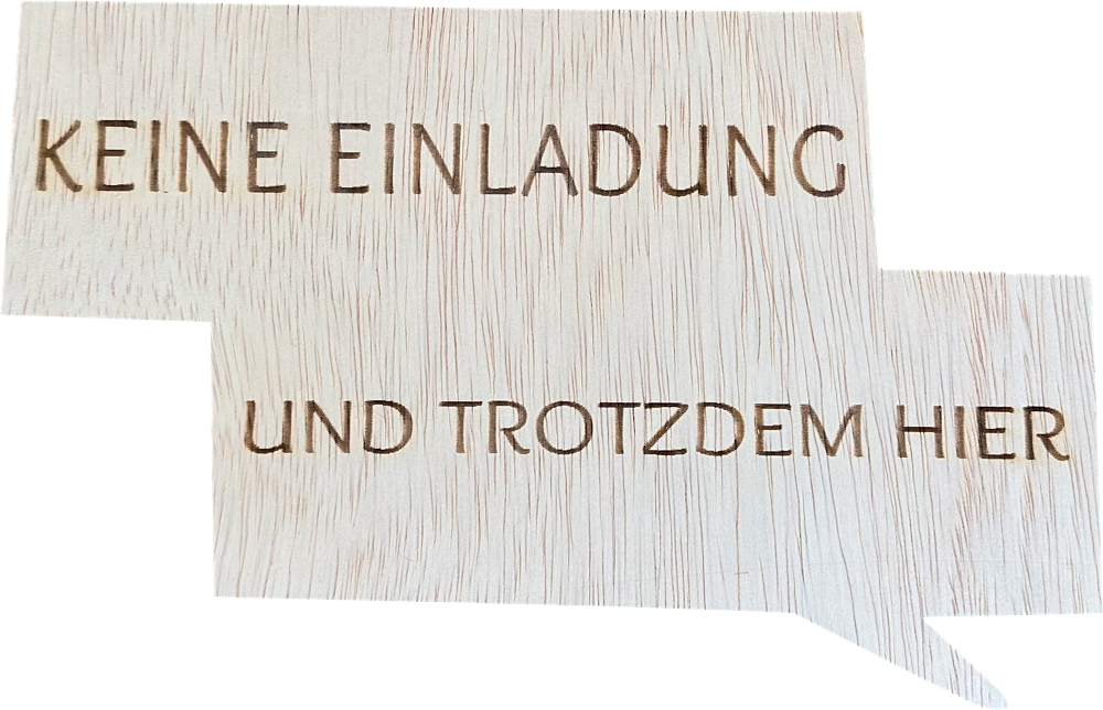 Holzschild mit Aufschrift "Keine Einladung und trotzdem hier" als Accessoir für die Fotoboxen von PB Studios aus Achim bei Bremen
